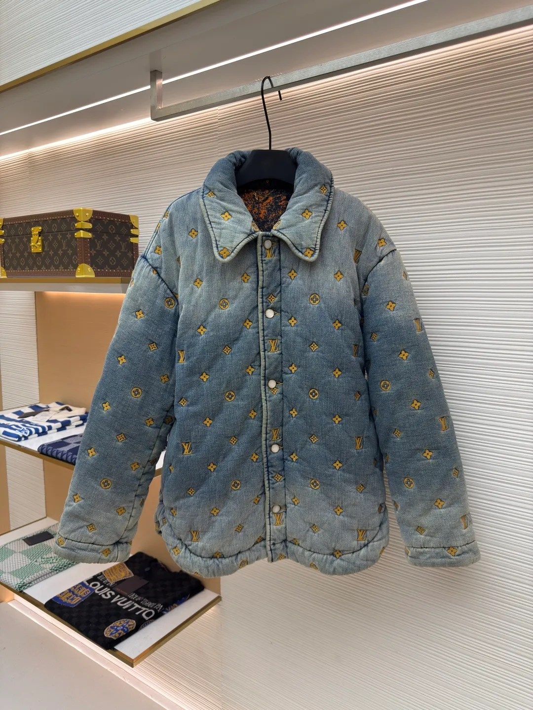 LOUIS VUITTON padded denim jacket-style shirt ●Authentic product: purchased and developed for 35999 ●Item number: 1680499-D10 ●Material: denim fabric ●Technology: washed production ●Version: fitted version ●Weight: about 1795 grams ●Size: 46-48-50-52 ●Description: This padded denim jacket-style shirt comes from the 2024 spring and summer show, decorated with a full-frame Monogram Quilted effect embroidery. The washed effect gives a soft and distressed look, adding a unique touch to winter outings. The overall wiring is straight and delicate, the fabric is comfortable and soft, and the color is consistent without color difference. It can be matched with the same style to create a fashionable look and control various occasions. Customized accessories, complete with three standards, same style for men and women!